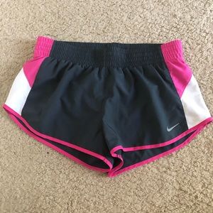Nike dry fit low rise lined tempo running shorts women’s Medium